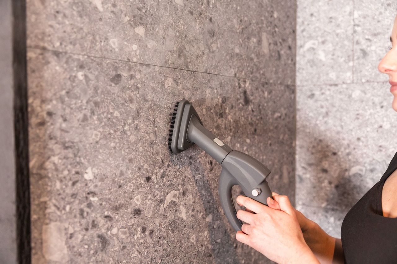So entfernen Sie Schimmel im Badezimmer mit einem Dampfreiniger