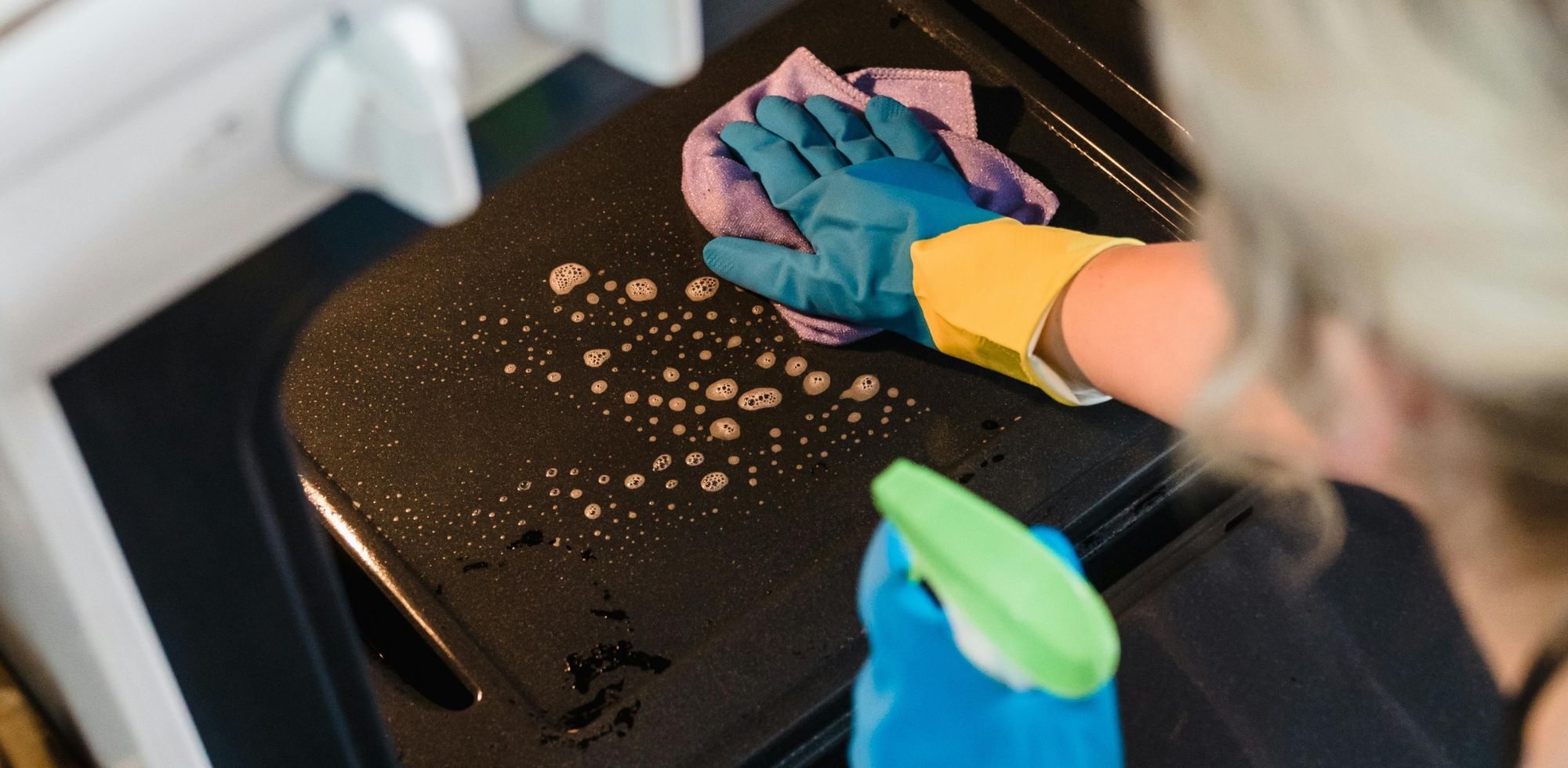 Reinigen Sie den Backofen mit diesen Hausmitteln