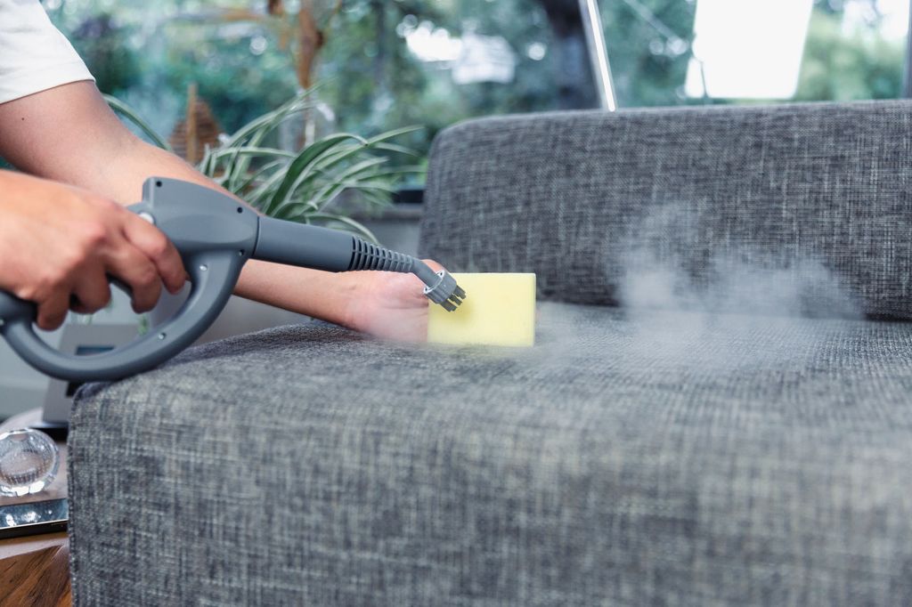 Wie man ein Sofa mit einem Dampfreiniger reinigt