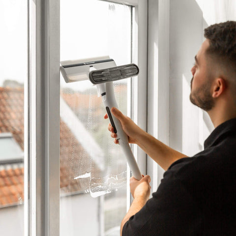 Fensterwischer mit Teleskopstiel und Spray